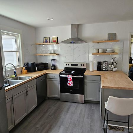 Private Single Level Standalone House Large Lot - 3 Bedrooms Шарлът Екстериор снимка