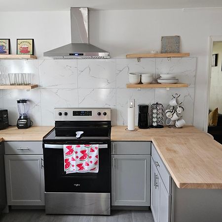Private Single Level Standalone House Large Lot - 3 Bedrooms Шарлът Екстериор снимка