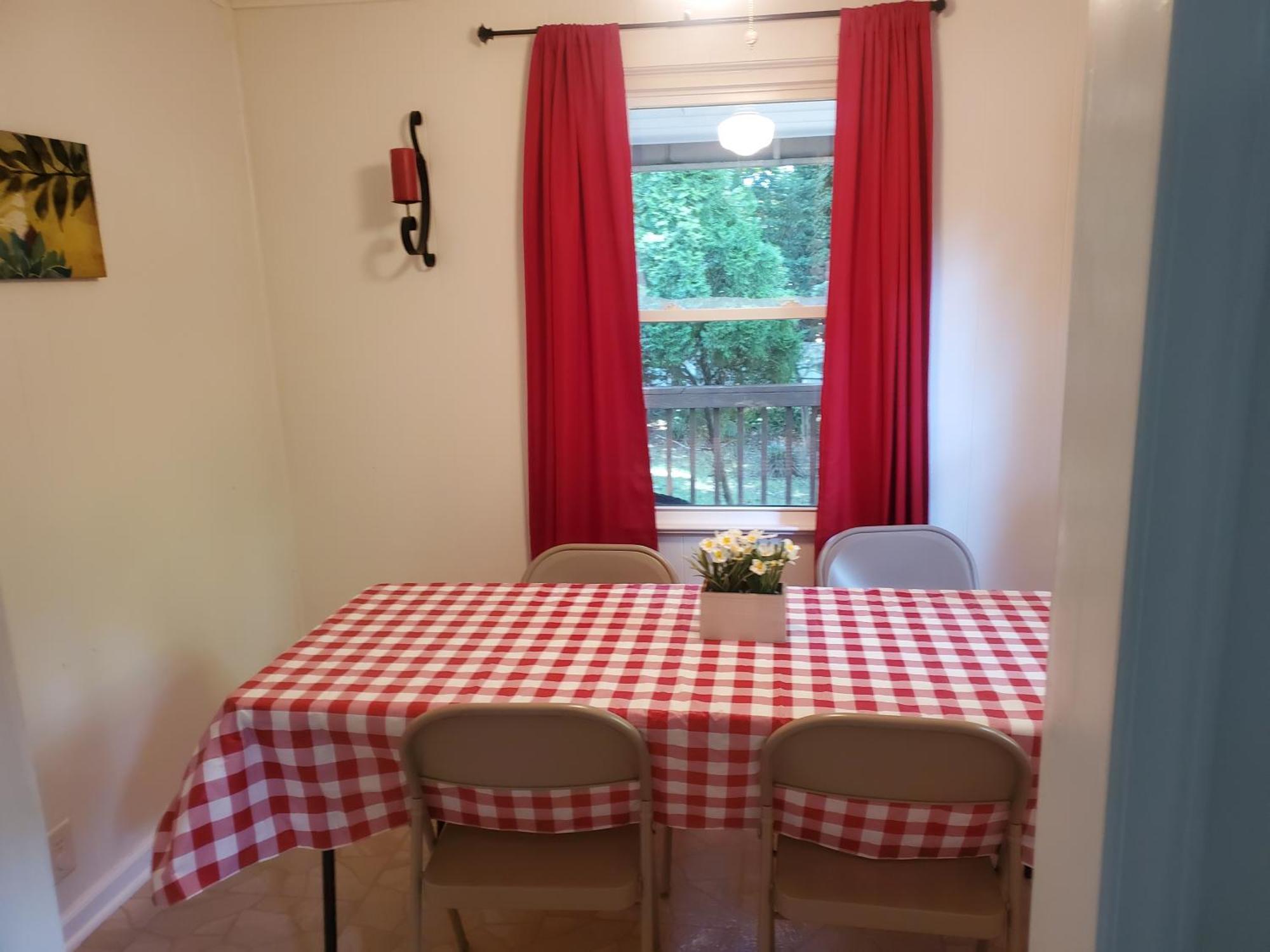 Private Single Level Standalone House Large Lot - 3 Bedrooms Шарлът Екстериор снимка