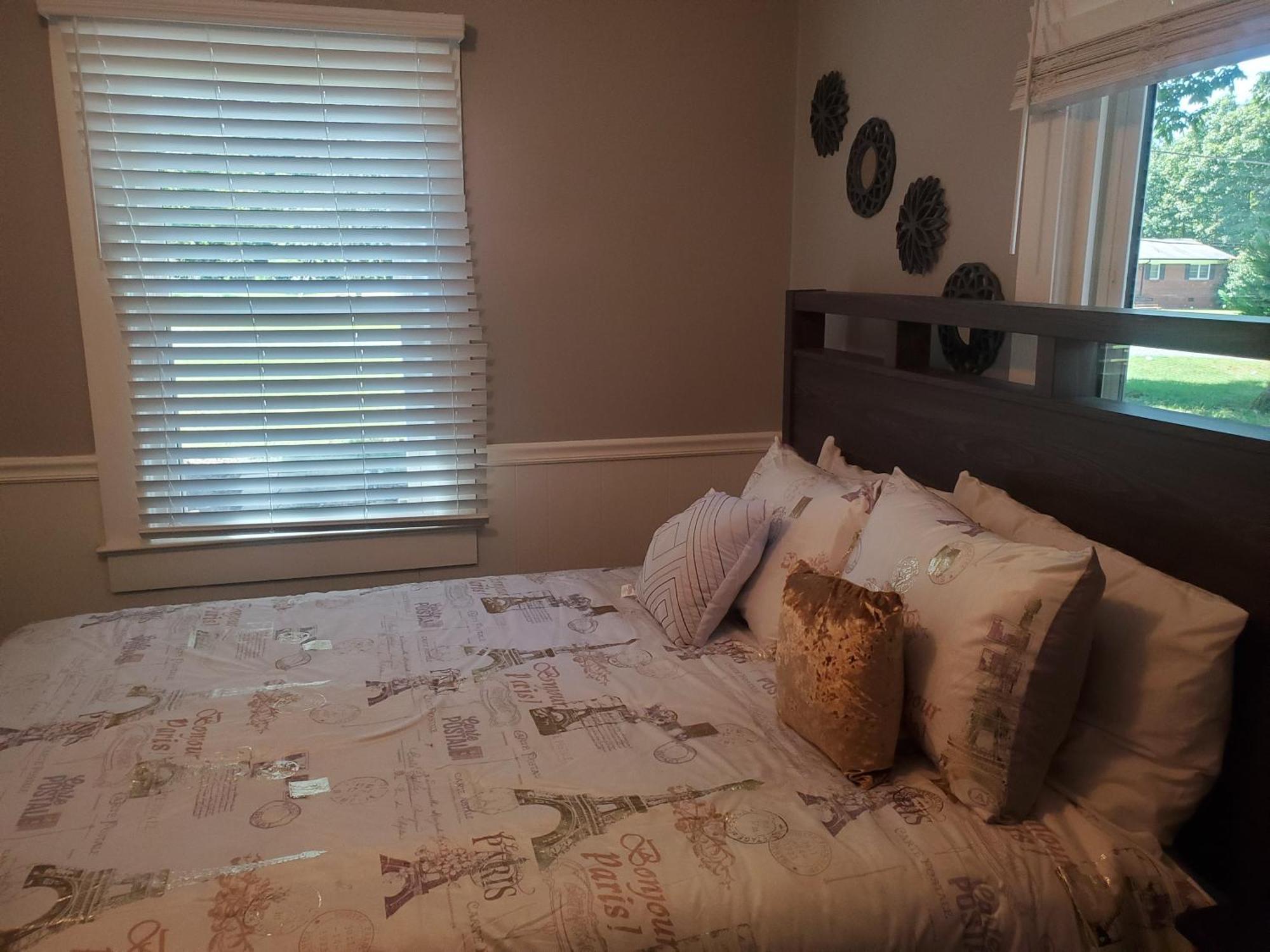 Private Single Level Standalone House Large Lot - 3 Bedrooms Шарлът Екстериор снимка