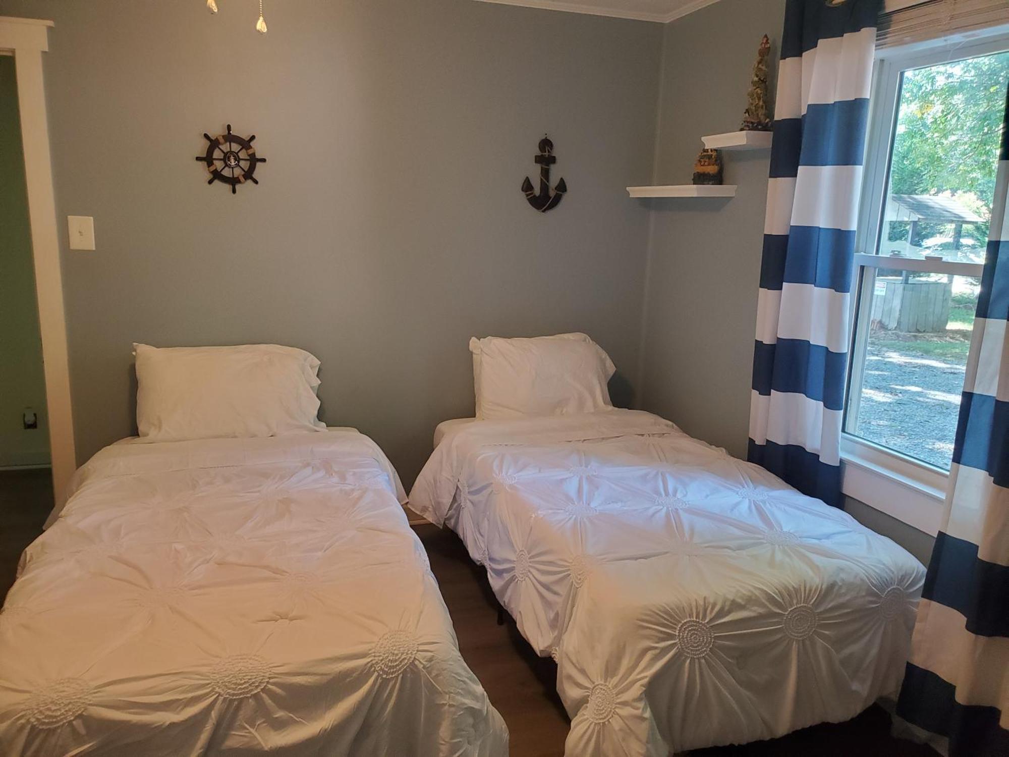 Private Single Level Standalone House Large Lot - 3 Bedrooms Шарлът Екстериор снимка