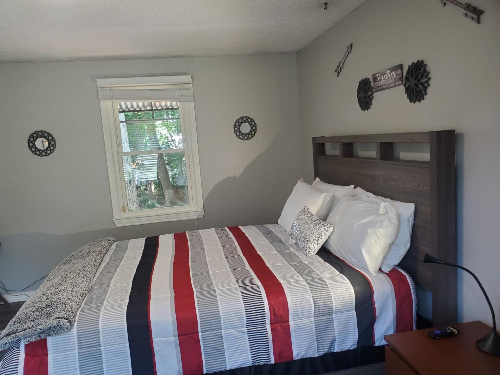 Private Single Level Standalone House Large Lot - 3 Bedrooms Шарлът Екстериор снимка