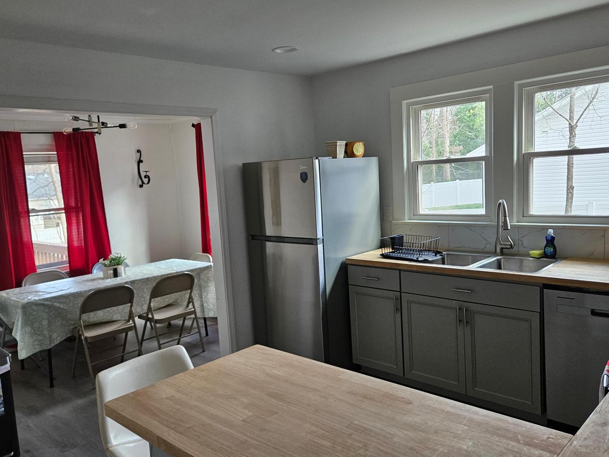 Private Single Level Standalone House Large Lot - 3 Bedrooms Шарлът Екстериор снимка